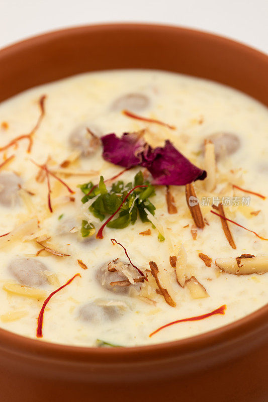 奶油米布丁也被称为Kheer, Payasam, Payesh, Khir或Ksheeram，从巴斯马蒂Chawal, dodh, Khoya, Malai和干果中准备。通常在寺庙里作为普伽的Prasadam提供